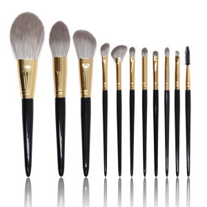 Lip brush